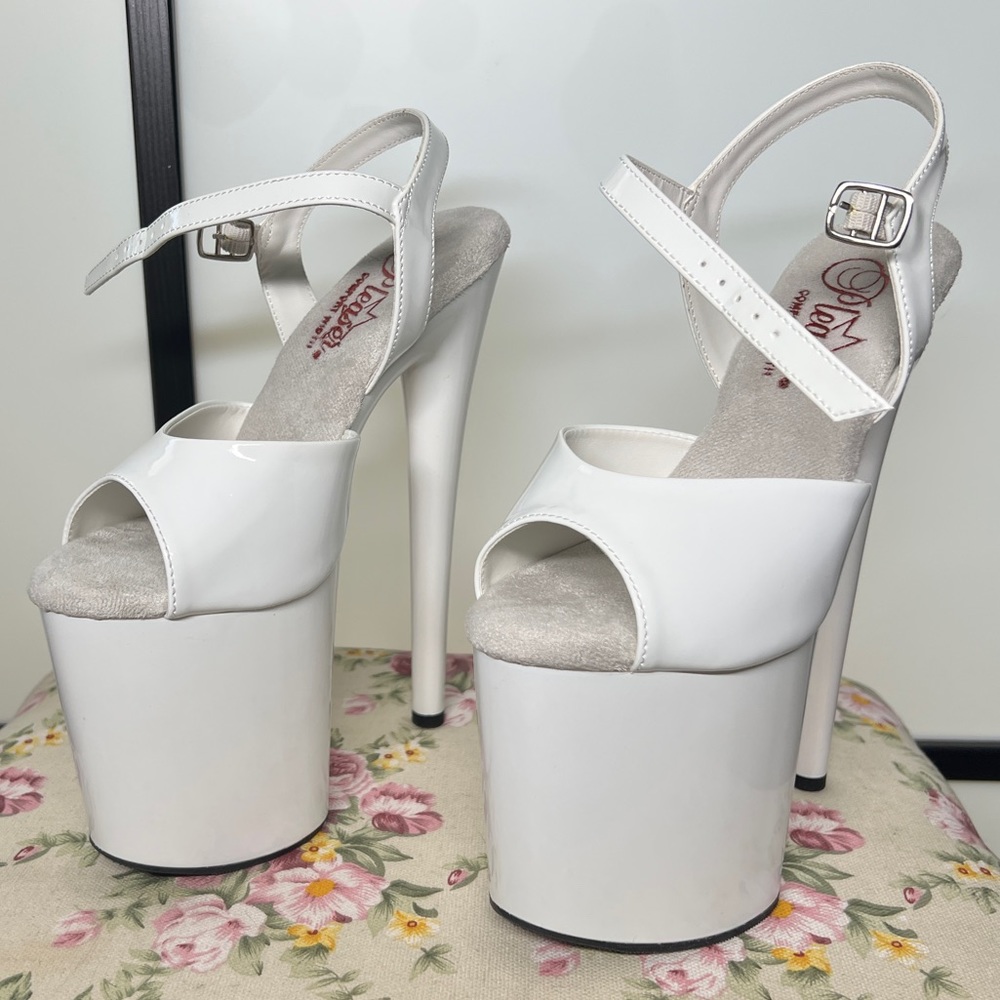 Pleaser Flamingo white Comfort Width platform sandal heels size 7